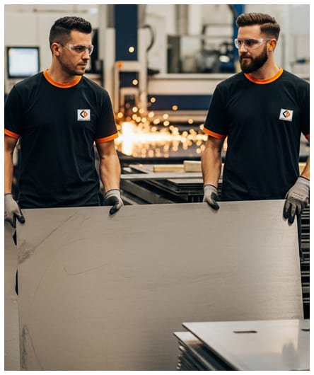 dois homens carregando uma chapa de metal